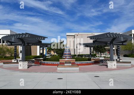 SANTA ANA, KALIFORNIEN - 11 NOV 2022: Brunnen auf dem Campus des Santa Ana College. Stockfoto