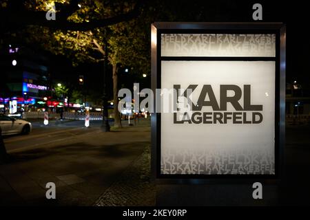 Neonschild als Außenwerbung für ein Karl Lagerfeld Geschäft am Kurfürstendamm in Berlin bei Nacht Stockfoto