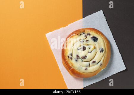 Köstliches frisch gebackenes Brötchen mit Rosinen und Quark-Füllung auf zwei-keine-Hintergrund, Draufsicht mit Kopierraum Stockfoto