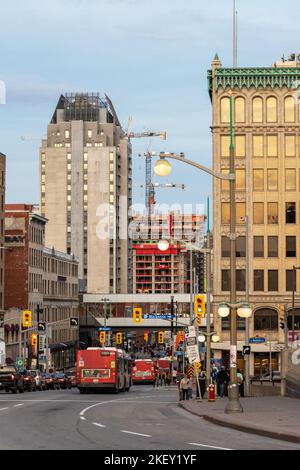 Ottawa, Kanada - 5. November 2022: Viel Verkehr auf der Rideau Street im Stadtzentrum. Stadtbild mit Gebäuden, Kreuzung, Ampeln, Bussen o Stockfoto