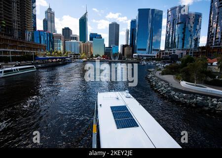 Mit der Ausflugsboot-Fähre auf dem Swan River gelangen Sie nach Queen Elizabeth Quay, Perth, Westaustralien Stockfoto