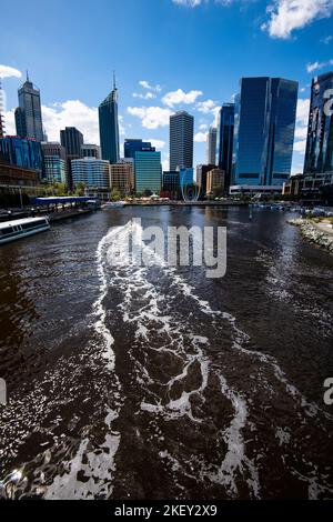 Mit der Ausflugsboot-Fähre auf dem Swan River gelangen Sie nach Queen Elizabeth Quay, Perth, Westaustralien Stockfoto