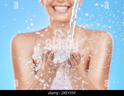 Hautpflege, Hände und Frau mit einem Spritzer Wasser zum Reinigen, Waschen und Reinigen des Gesichts. Wellness, Hydratation und Mädchen mit Flüssigkeitsstrom für Luxus Stockfoto