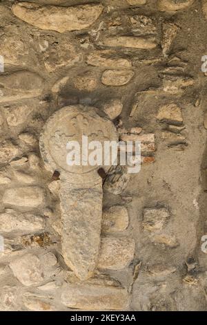 Alte Steinschilde an der Wand des Kreuzgangs. Kathedrale von La Seu d'Urgell. Katalanische romanische Architektur. 12. Cent. La Seu d’Urgell. Alt Urgell. Lle Stockfoto