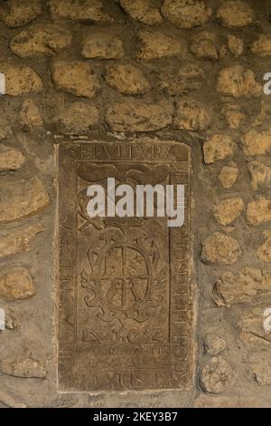 Alter Grabstein an der Wand des Kreuzganges. Kathedrale von La Seu d'Urgell. Katalanische romanische Architektur. 12. Cent. La Seu d’Urgell. Alt Urgell. Lleida Stockfoto