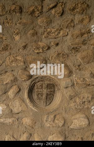 Alte Steinschilde an der Wand des Kreuzgangs. Kathedrale von La Seu d'Urgell. Katalanische romanische Architektur. 12. Cent. La Seu d’Urgell. Alt Urgell. Lle Stockfoto