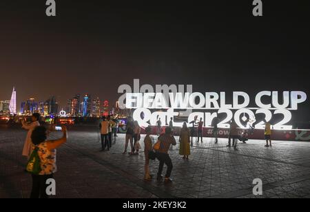 Doha, Katar. 14.. November 2022. Am 14. November 2022 fotografieren Menschen mit einer Installation der FIFA Fußball-Weltmeisterschaft 2022 in der Nähe der Doha Corniche in Doha, Katar. Kredit: Nikku/Xinhua/Alamy Live Nachrichten Stockfoto