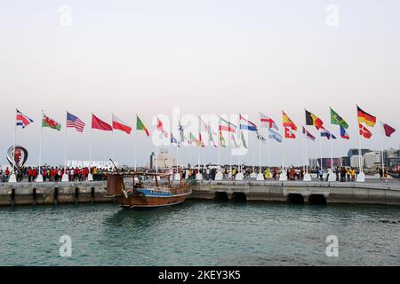 Doha, Katar. 14.. November 2022. Am 14. November 2022 besuchen die Menschen die Flaggen und die Countdown-Uhr der FIFA Weltmeisterschaft 2022 in der Nähe der Doha Corniche in Doha, Katar. Kredit: Nikku/Xinhua/Alamy Live Nachrichten Stockfoto