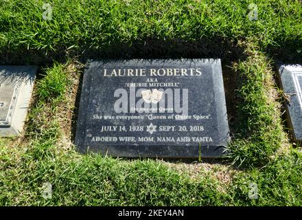 Los Angeles, California, USA 10.. November 2022 die Schauspielerin Laurie Mitchell, alias Laurie Roberts Grave, in der Moses-Sektion im Mount Sinai Memorial Park am 10. November 2022 in Los Angeles, Kalifornien, USA. Foto von Barry King/Alamy Stockfoto Stockfoto