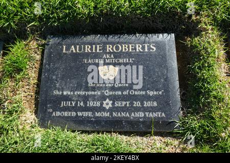 Los Angeles, California, USA 10.. November 2022 die Schauspielerin Laurie Mitchell, alias Laurie Roberts Grave, in der Moses-Sektion im Mount Sinai Memorial Park am 10. November 2022 in Los Angeles, Kalifornien, USA. Foto von Barry King/Alamy Stockfoto Stockfoto