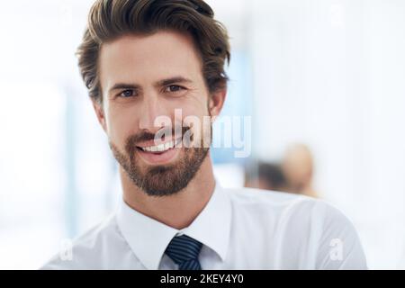 HES jung und zielorientiert. Zugeschnittenes Porträt eines jungen Geschäftsmanns, der im Büro steht. Stockfoto