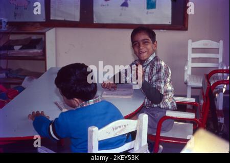 Spastische Kinder in der Schule in Bombay, Indien Stockfoto