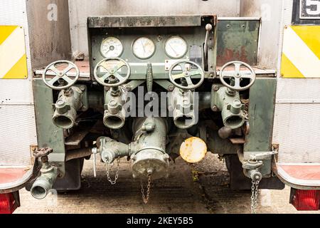 Wasserventile Schlauch auf der Rückseite ein 'Green Goddess' militärische Feuerwehrauto. Stockfoto