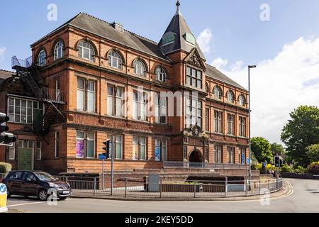 Tunstall , Stoke on Trent vereinigtes Königreich Mai 27 2022 rotes Ziegelgebäude an der Straßenkreuzung, öffentliche Bäder in Tunstall Stockfoto