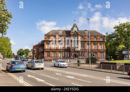 Tunstall , Stoke on Trent vereinigtes Königreich Mai 27 2022 rotes Ziegelgebäude an der Straßenkreuzung, öffentliche Bäder in Tunstall Stockfoto