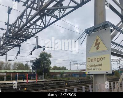 Stafford-Staffordshire-Vereinigtes Königreich 27. April 2022, Gefahr Oberleitungen Stromschild auf Seite der Eisenbahn, Gefahren des Eisenbahnkonzepts Stockfoto