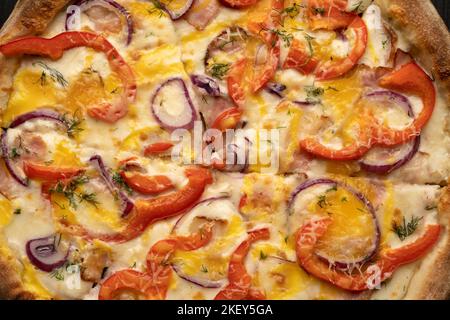 Pizza Hintergrund - Makroaufnahme von Pizza mit Zwiebeln, Pfeffer und Käse Stockfoto