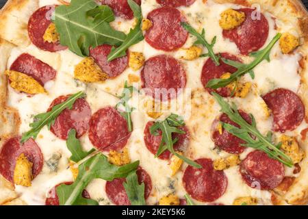 Appetitlich Hintergrund Pepperoni Pizza Nahaufnahme. Pizza im Hintergrund Stockfoto