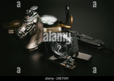 Nahaufnahme einer schwarzen analog-digitalen Hybrid-Sportarmbanduhr. Lässiges Accessoire für Herren. Stockfoto