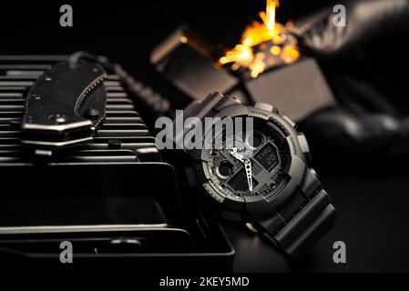 Nahaufnahme einer schwarzen analog-digitalen Hybrid-Sportarmbanduhr. Lässiges Accessoire für Herren. Stockfoto