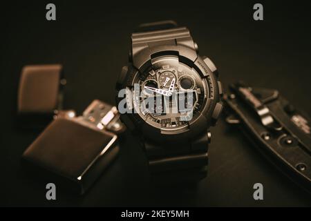 Nahaufnahme einer schwarzen analog-digitalen Hybrid-Sportarmbanduhr. Lässiges Accessoire für Herren. Stockfoto
