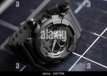 Nahaufnahme einer schwarzen analog-digitalen Hybrid-Sportarmbanduhr. Lässiges Accessoire für Herren. Stockfoto