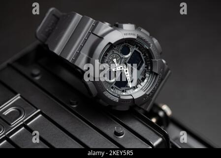Nahaufnahme einer schwarzen analog-digitalen Hybrid-Sportarmbanduhr. Lässiges Accessoire für Herren. Stockfoto
