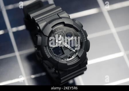 Nahaufnahme einer schwarzen analog-digitalen Hybrid-Sportarmbanduhr. Lässiges Accessoire für Herren. Stockfoto