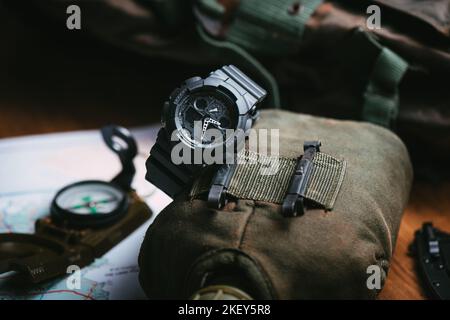Nahaufnahme einer schwarzen analog-digitalen Hybrid-Sportarmbanduhr. Lässiges Accessoire für Herren. Stockfoto