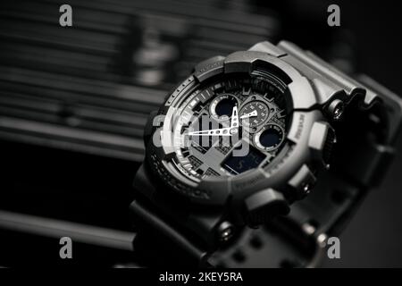 Nahaufnahme einer schwarzen analog-digitalen Hybrid-Sportarmbanduhr. Lässiges Accessoire für Herren. Stockfoto