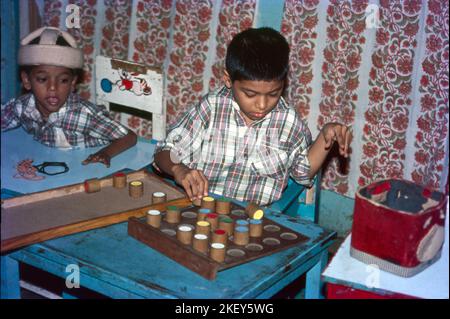 Spastische Kinder in der Schule in Bombay, Indien Stockfoto