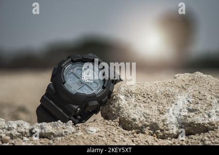 Nahaufnahme einer schwarzen analog-digitalen Hybrid-Sportarmbanduhr. Lässiges Accessoire für Herren. Stockfoto