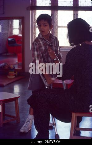 Spastische Kinder in der Schule in Bombay, Indien Stockfoto