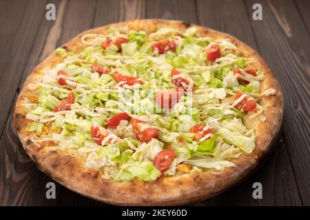 Pizza Caesar auf Holztisch. Restaurant Pizzeria Menü mit köstlichen Geschmack Pizza Caesar Stockfoto