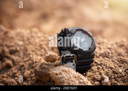 Nahaufnahme einer schwarzen analog-digitalen Hybrid-Sportarmbanduhr. Lässiges Accessoire für Herren. Stockfoto