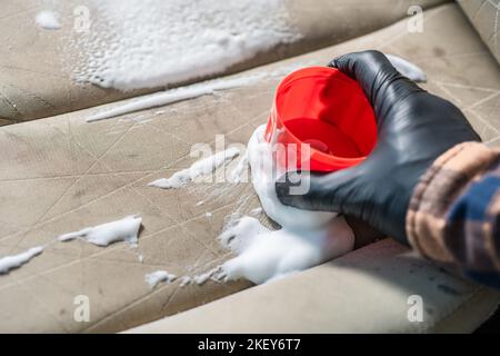 Reinigung des Autositzes mit einem schaumstoffchemischen, Car Care Concept Stockfoto