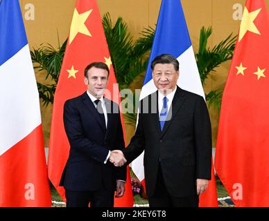 Bali, Indonesien. 15.. November 2022. Der chinesische Präsident Xi Jinping trifft sich mit dem französischen Präsidenten Emmanuel Macron in Bali, Indonesien, 15. November 2022. Quelle: Shen Hong/Xinhua/Alamy Live News Stockfoto