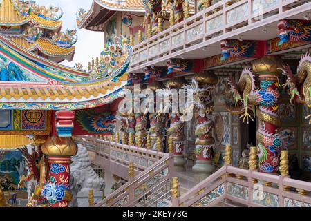 Dekoration in Wihan Thep Sathit Phra Ki Ti Chaloem Tempel oder Naja Schrein, dem berühmten chinesischen Stil Tempel in Chonburi, Thailand. Stockfoto