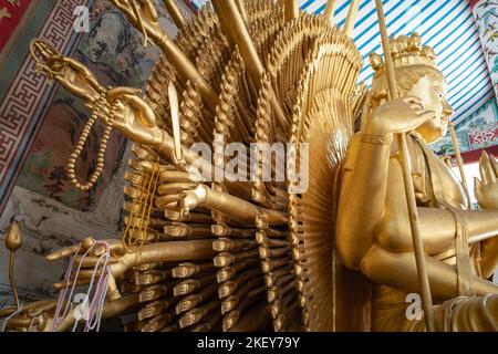 Guan Yin-Statue mit tausend Händen am Chao Mae Guanyin-Schrein in Angsila, Chonburi, Thailand. Stockfoto