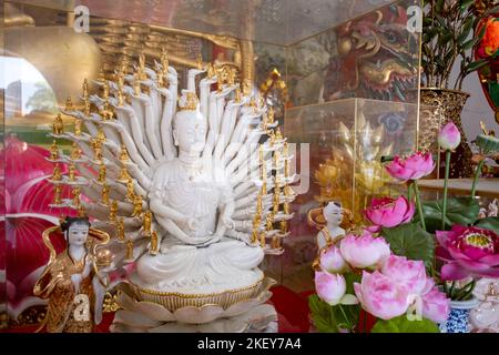 Guan Yin-Statue mit tausend Händen am Chao Mae Guanyin-Schrein in Angsila, Chonburi, Thailand. Stockfoto