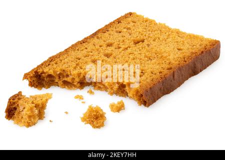 Teilweise gessene Scheibe gewürzter Honigkuchen mit auf Weiß isolierten Krümeln. Stockfoto