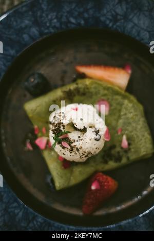 Nahaufnahme Crepes aus grünem Tee mit Vanilleeis. Stockfoto