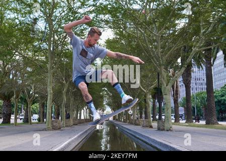 Skaten ist mehr als nur ein Hobby. Skateboarder in der Stadt. Stockfoto