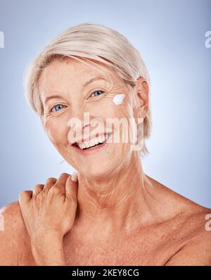 Creme, Hautpflege und Porträt einer älteren Frau im Studio für Kosmetik, Schönheit und Gesicht Wellness Promotion, Marketing und Werbeflächen. Ältere Menschen Stockfoto