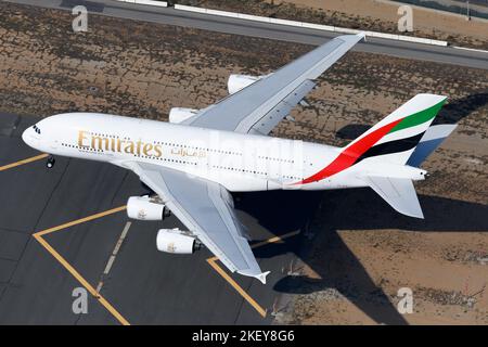 Emirates Airline Airbus A380 Landung, von oben gesehen. Emirates Airlines A380-800 Flugzeuganflug. Stockfoto