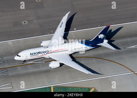 Aeromexico Boeing 787 Flugzeuge auf Start- und Landebahn. Flugzeugmodell 787-8 registriert als N964AM von Aeromexico aus Mexiko, auch bekannt als Aero Mexico. Stockfoto