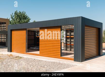 Neu gebautes Gebäude mit Metallrahmen und Abstellgleis. Bau eines neuen winzigen Hauses. Selektiver Fokus Stockfoto