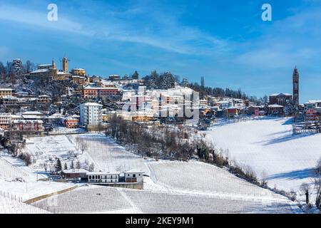 Blick auf die kleine Stadt auf den schneebedeckten Hügeln im Piemont, Norditalien. Stockfoto