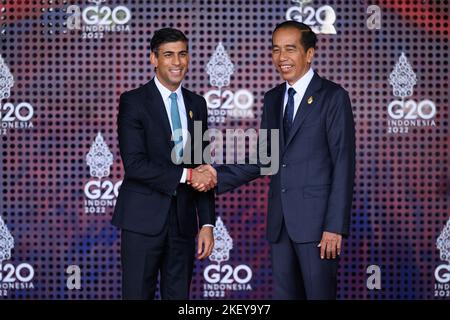 Premierminister Rishi Sunak (links) wird vom Präsidenten der indonesischen Republik Joko Widodo bei der feierlichen Begrüßungszeremonie anlässlich des Beginns des Gipfeltreffens G20 in Nusa Dua, Bali, Indonesien, begrüßt. Bilddatum: Dienstag, 15. November 2022. Stockfoto