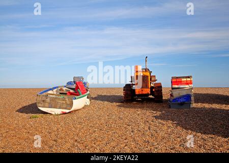 Ausrüstung von Küstenfischern, die über der hohen Wassermarkierung an einem North Norfolk Strand in Cley-Next-the-Sea, Norfolk, England, Vereinigtes Königreich, gelagert wird.fisherma Stockfoto